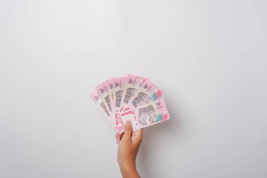 2022 'de basılan 100.000 Rupilik yeni banknotların portresi. Endonezya Rupisi