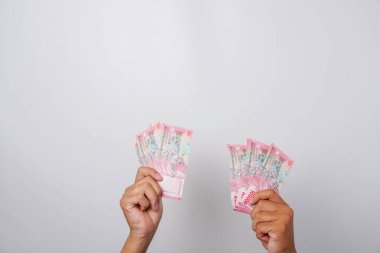 2022 'de basılan 100.000 Rupilik yeni banknotların portresi. Endonezya Rupisi