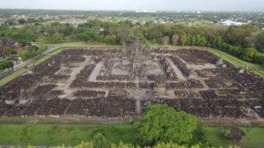Endonezya 'daki Prambanan Hindu tapınağının bir parçası olan Candi Sewu Tapınağı' nın havadan görünüşü