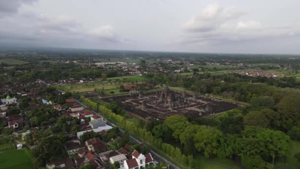 インドネシアのプラムバナン ヒンドゥ教寺院の一部であるキャンディ スウェウ寺院の空中ビュー — ストック動画