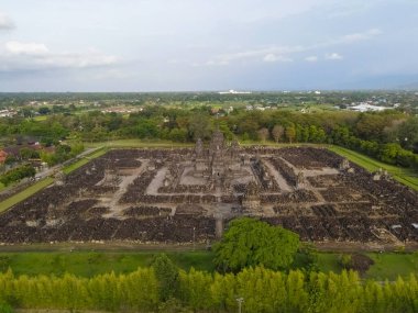 Endonezya 'daki Prambanan Hindu tapınağının bir parçası olan Candi Sewu Tapınağı' nın havadan görünüşü