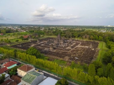 Endonezya 'daki Prambanan Hindu tapınağının bir parçası olan Candi Sewu Tapınağı' nın havadan görünüşü
