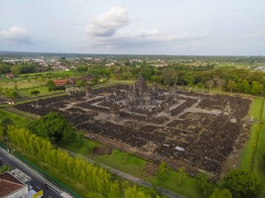 Endonezya 'daki Prambanan Hindu tapınağının bir parçası olan Candi Sewu Tapınağı' nın havadan görünüşü