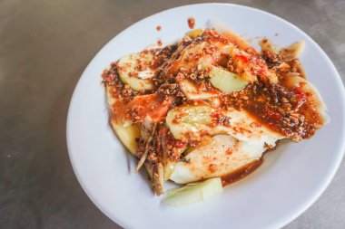 Rujak adında fıstık soslu Endonezya meyve salatası portresi.