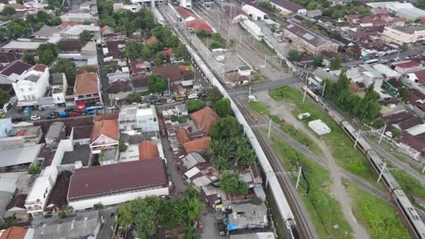 Letecký Pohled Osobní Vlak Projíždějící Kolem Železniční Stanice Solo Balapan — Stock video