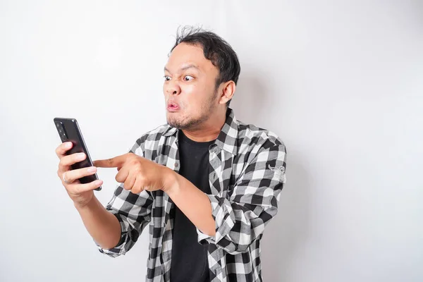 Asyalı Asyalı Bir Adamın Kızgın Kızgın Yüzü Telefonunu Izole Edilmiş — Stok fotoğraf