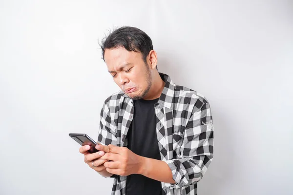 Tatmin Olmamış Asyalı Bir Adam Elinde Telefonuyla Asfalt Gömlek Giymiş — Stok fotoğraf