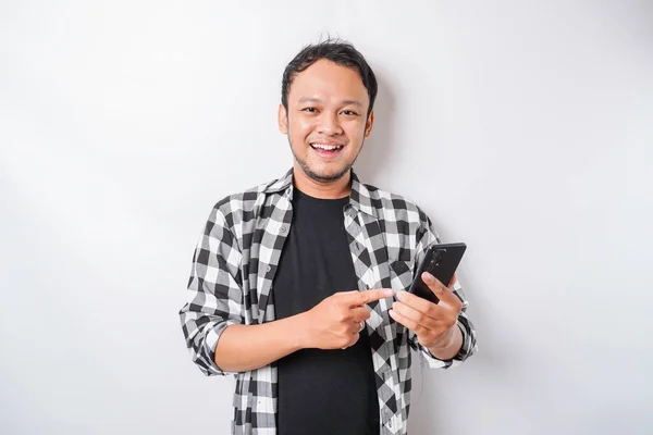 Ein Porträt Eines Glücklichen Asiatischen Mannes Lächelt Während Sein Handy — Stockfoto