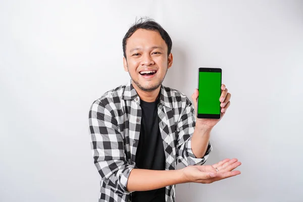 Portret Szczęśliwego Azjaty Uśmiecha Się Pokazując Przestrzeń Telefonie Odizolowaną Białym — Zdjęcie stockowe