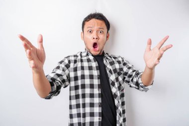 Beyaz bir arkaplan tarafından izole edilmiş şok olmuş bir Asyalının portresi.