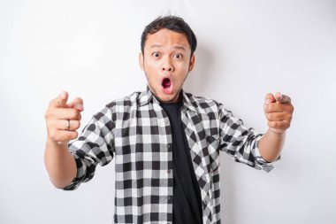 Beyaz bir arkaplan tarafından izole edilmiş şok olmuş bir Asyalının portresi.