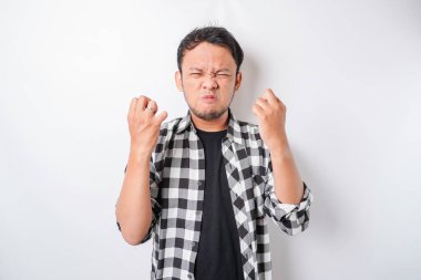 Asyalı bir adamın kızgın ve kızgın yüzü. Tartan gömlekli, izole beyaz arka planda..