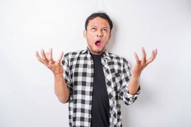 Asyalı bir adamın kızgın ve kızgın yüzü. Tartan gömlekli, izole beyaz arka planda..