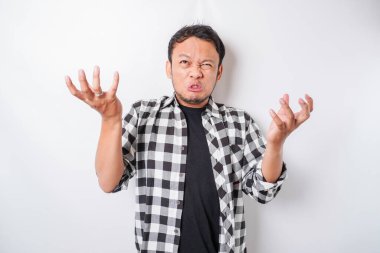 Asyalı bir adamın kızgın ve kızgın yüzü. Tartan gömlekli, izole beyaz arka planda..