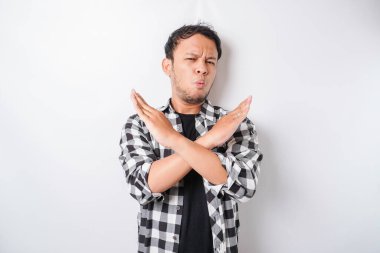 El hareketi yapan yakışıklı Asyalı adam, fotokopi alanı ile reddedilme ya da yasaklama pozu veriyor