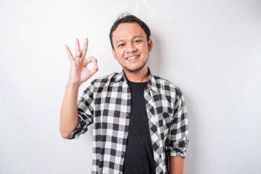 Heyecanlı Asyalı adam beyaz bir arkaplan tarafından izole edilmiş bir el hareketi yapıyor.