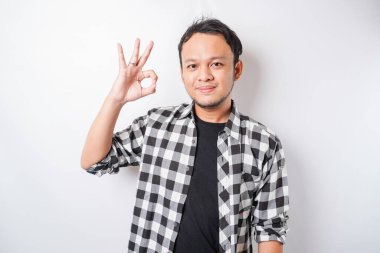 Heyecanlı Asyalı adam beyaz bir arkaplan tarafından izole edilmiş bir el hareketi yapıyor.