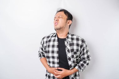 Hasta bir gencin el ele tutuşup çektiği acı beyaz arka planda izole edilmiş.