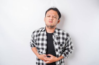 Hasta bir gencin el ele tutuşup çektiği acı beyaz arka planda izole edilmiş.