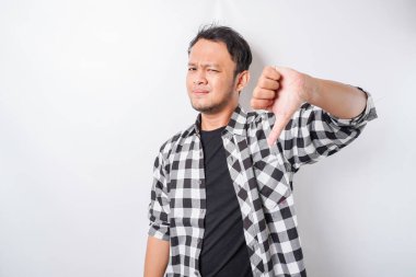 Asyalı hayal kırıklığına uğramış kısa şort giyen bir adam beyaz arka planla izole edilmiş, el hareketleriyle onay veriyor.