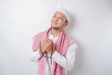 Asyalı yakışıklı Müslüman adam Tanrı 'ya dua ediyor..