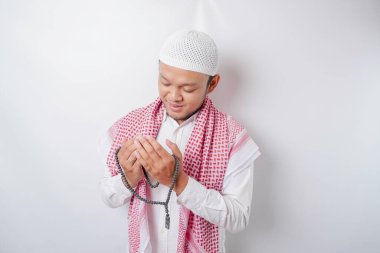 Asyalı yakışıklı Müslüman adam Tanrı 'ya dua ediyor..