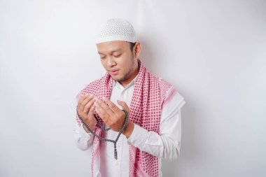 Asyalı yakışıklı Müslüman adam Tanrı 'ya dua ediyor..
