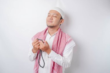 Asyalı yakışıklı Müslüman adam Tanrı 'ya dua ediyor..