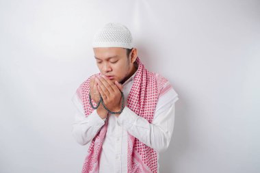 Asyalı yakışıklı Müslüman adam Tanrı 'ya dua ediyor..