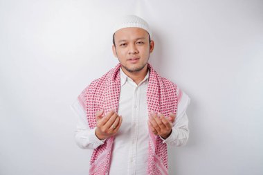 Asyalı yakışıklı Müslüman adam Tanrı 'ya dua ediyor..