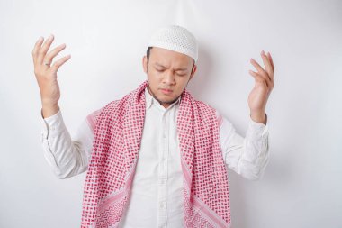 Asyalı yakışıklı Müslüman adam Tanrı 'ya dua ediyor..