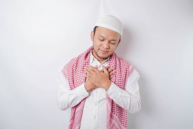 Barışçıl Asyalı Müslüman bir adamın portresi gülümsüyor ve rahatlıyor.