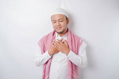 Barışçıl Asyalı Müslüman bir adamın portresi gülümsüyor ve rahatlıyor.