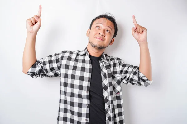 Pria Asia Tersenyum Mengenakan Kemeja Tartan Menunjuk Pada Ruang Fotokopi — Stok Foto