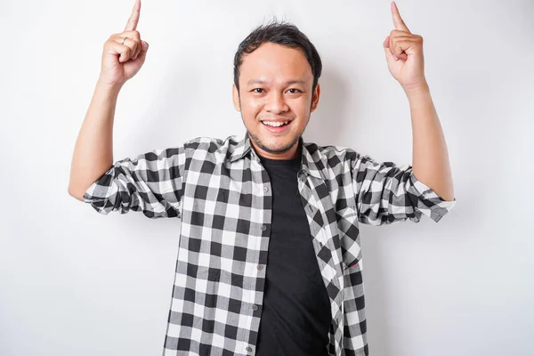 Usmívající Asijský Muž Tartanové Košili Ukazuje Kopírovací Prostor Něm Izolovaný — Stock fotografie