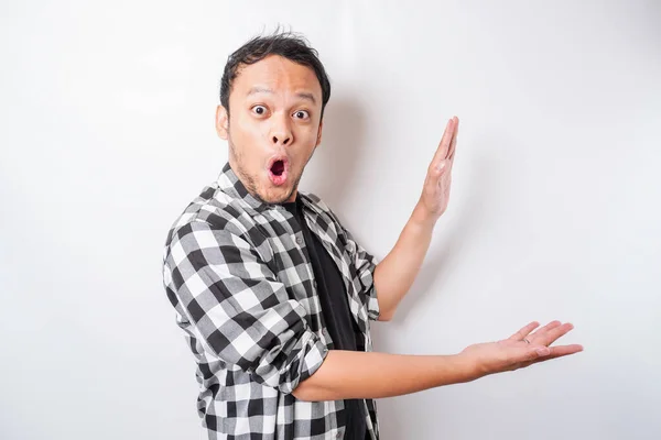 Geschokt Aziatische Man Draagt Tartan Shirt Wijst Naar Kopieerruimte Naast — Stockfoto