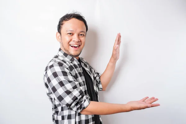 Opgewonden Aziatische Man Draagt Tartan Shirt Wijst Naar Kopieerruimte Naast — Stockfoto