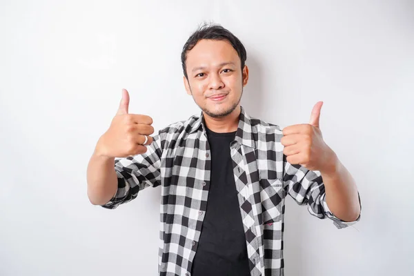 Vzrušený Asijský Muž Tartanové Košili Dává Palce Nahoru Rukou Gesto — Stock fotografie