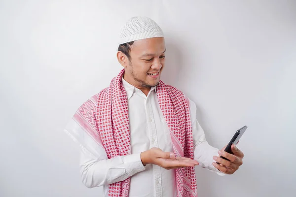 Portret Szczęśliwego Muzułmanina Azjatyckiego Uśmiechającego Się Trzymającego Telefon Odizolowanego Białym — Zdjęcie stockowe