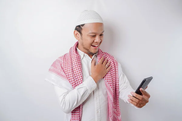Ett Porträtt Glad Asiatisk Muslimsk Man Ler Medan Han Håller — Stockfoto