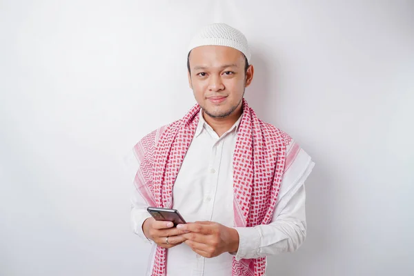 Ein Porträt Eines Glücklichen Asiatischen Muslimischen Mannes Der Lächelt Während — Stockfoto