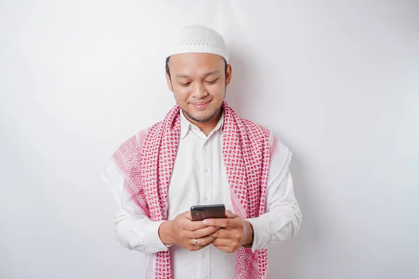 Asyalı Mutlu Bir Müslüman Adamın Portresi Telefonunu Tutarken Gülümsüyor Beyaz — Stok fotoğraf