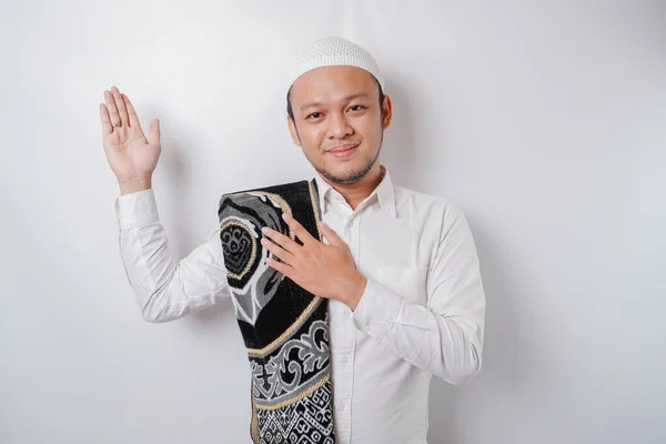 Lächelnder Asiatischer Muslim Mit Gebetsteppich Auf Der Schulter Zeigt Auf — Stockfoto