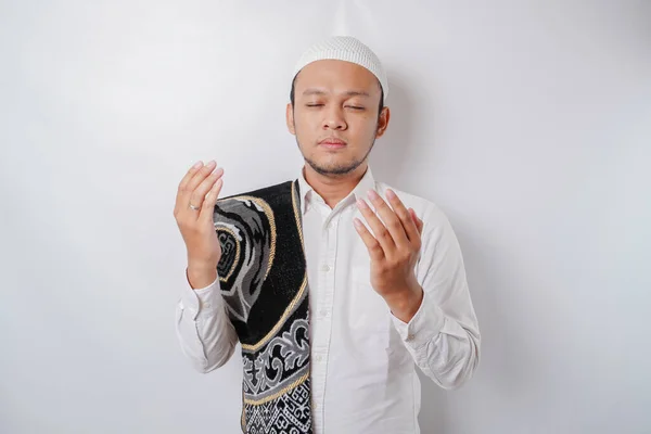 Χαρούμενος Όμορφος Ασιάτης Μουσουλμάνος Χαλί Προσευχής Στον Ώμο Προσεύχεται Στο — Φωτογραφία Αρχείου