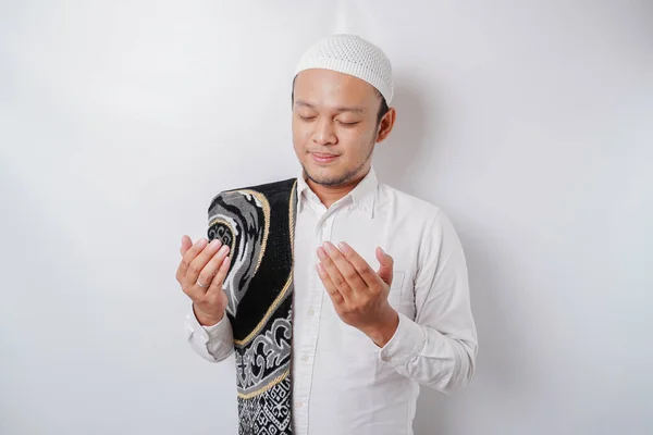 Glad Vacker Asiatisk Muslimsk Man Med Bön Matta Axeln Ber — Stockfoto