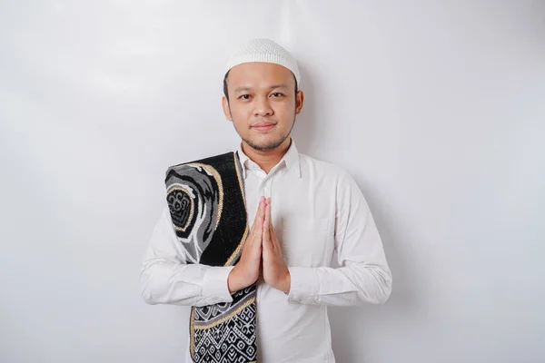 Lächelnder Junger Asiatischer Muslim Mit Gebetsteppich Auf Der Schulter Gestikulierender — Stockfoto