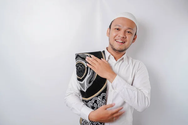 Ein Porträt Eines Glücklichen Asiatischen Muslimischen Mannes Mit Gebetsteppich Auf — Stockfoto