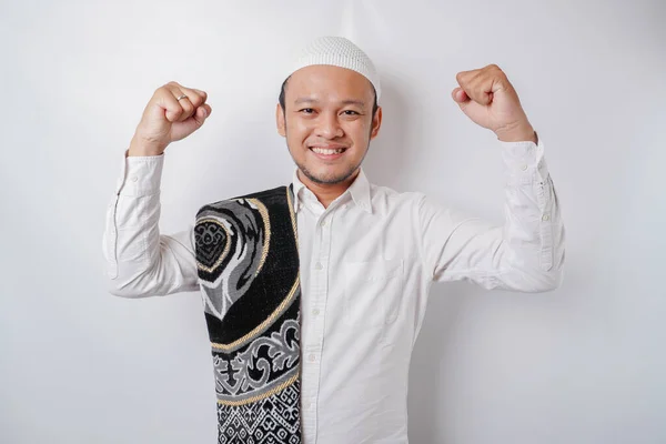 Ein Glücklicher Junger Asiatischer Muslim Mit Einem Gebetsteppich Auf Der — Stockfoto
