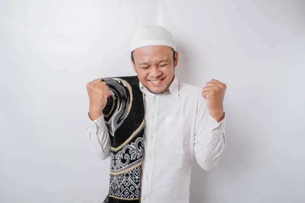 Seorang Pemuda Muslim Asia Yang Bahagia Dengan Karpet Doa Bahunya — Stok Foto