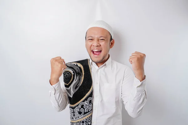 Seorang Pemuda Muslim Asia Yang Bahagia Dengan Karpet Doa Bahunya — Stok Foto